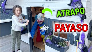 MARTINA ATRAPA AL PAYASO DENTRO DE LA CASITA DE MADERA 🏠 EL PAYASO ME ROBA TODO 🤡 [upl. by Auoy23]