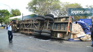 Accident à CampChapelon un camion de sucre se renverse sur des véhicules [upl. by Alaham]