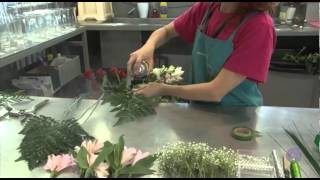 Cómo hacer un Ramo de Flores  Técnicas de Alambrado de Flores [upl. by Ulrikaumeko]