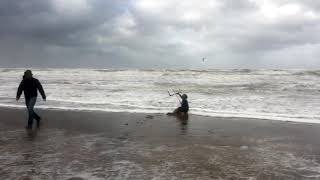 Code Oranje Dat maakt deze kiteboarders niets uit [upl. by Enitsyrhc]