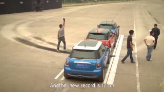 Extreme MINI parkeren  Guinness World Record Parkeren HD [upl. by Viviyan333]