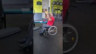 Ejercicio de core con pelota medicinal en persona con paraplejia [upl. by Nabila]