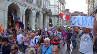 No Green Pass il corteo di Torino protesta davanti alla sede Rai telecamera colpita [upl. by Eentruok]