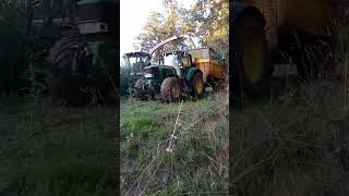 En ensilage avec un tracteur quotJohn Deere quot avec une remorque quotlittorale [upl. by Johna]