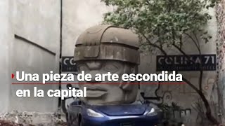 ¿Arte en la vía pública  Cabeza olmeca aplasta a un automóvil en calles de la Roma CDMX [upl. by Deirdre]