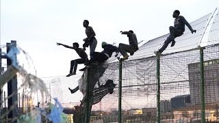 800 inmigrantes intentan entrar en Melilla en un nuevo salto a la valla [upl. by Inan]