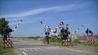 Spoorwegovergang sGravenpolder  Dutch railroad crossing [upl. by Yziar860]