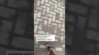 Homem não resiste a fofura de gato abandonado e o adota shorts [upl. by Idoux]