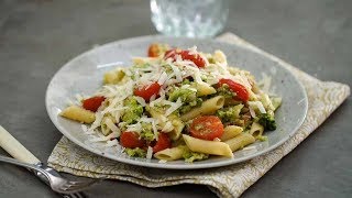 Broccolipasta met ansjovis en kerstomaatjes  Receptvideos [upl. by Suicul]