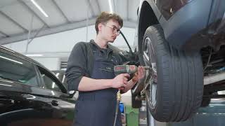 Ausbildung bei Autohaus Staiger Wie funktioniert ein Radwechsel [upl. by Ymij]