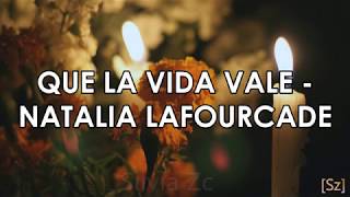 Natalia Lafourcade  Que La Vida Vale Letra [upl. by Adeuga301]