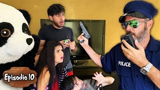 HAY UN CRIMINAL ENTRE NOSOTROS Y VIENE LA POLICÍA  Yolo Aventuras Ep10 [upl. by Noxaj]