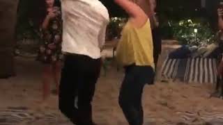 ADAMARI LOPEZ Y TONI COSTA BAILAN SALSA EN UNA PLAYA [upl. by Aimerej]