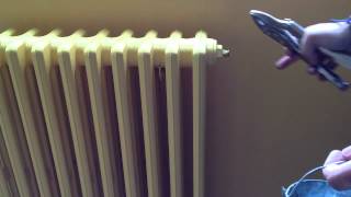 Purger un radiateur  conseil maison [upl. by Llezniuq427]