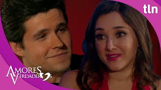 Roy y Liliana se conocen y terminan besándose  Amores verdaderos 23  Capítulo102  tlnovelas [upl. by Imrots921]