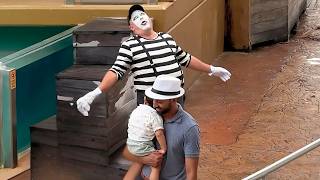 Hilarious Mime Tom at SeaWorld Orlando  Tom the Mime [upl. by Tait]