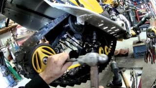 Comment enlever roulettes arrière sur Skidoo REV part 1 [upl. by Ahsrav440]