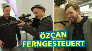 Özcan Cosar ferngesteuert auf der quotJagd amp HundquotMesse  Bratwurst amp Baklava  Die Show [upl. by Mccarty]