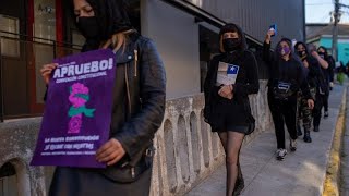 El colectivo feminista chileno Las Tesis tiene quotuna nueva Constituciónquot en su camino [upl. by Aruasor]