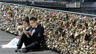 Los quotcandados del amorquot que dañaron un puente en París [upl. by Namrehs]