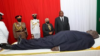 PRESIDENT UHURU amp DP RUTO VIEW THE BODY OF FORMER PRESIDENT MWAI KIBAKI AT PARLIAMENT BUILDINGS [upl. by Aika558]