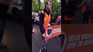 👊👊👊 Schlag ins Gesicht durch Autofahrer letztegeneration berlin protest [upl. by Simonette]