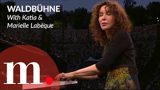 Katia and Marielle Labèque perform Concerto for two pianos by Poulenc  Waldbühne 2005 [upl. by Mile275]