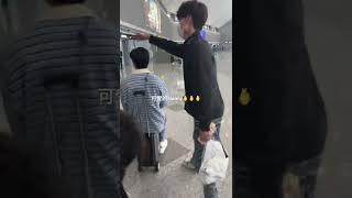 机场路透 可爱的老板Henry刘宪华和他的电动行李箱座驾 哈哈哈dailyvlog 刘宪华 henry刘宪华 小确幸 [upl. by Adlesirc]