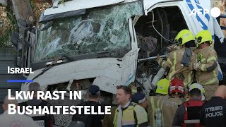 Israel Lkw fährt in Bushaltestelle – viele Verletzte  AFP [upl. by Hamas]