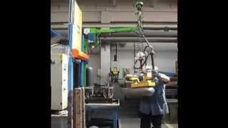 INDEVA LIFTRONIC with gripping by magnet to handle gas bottles [upl. by Garate183]