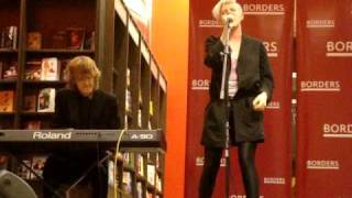 Robyn quotBe Minequot Acoustic performance at Borders Hollywood on Feb 9 2009 [upl. by Coates]