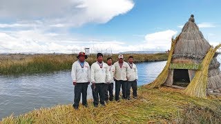 Las turísticas islas artificiales que flotan en el lago Titicaca en Perú [upl. by Willabella]