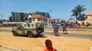 Moçambique Na presidência Em Maputo milhares de pessoas foram disparados com a polícia [upl. by Aznecniv]