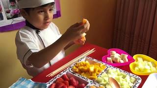 👨🏻‍🍳🍊Mini Chef 💙 Brochetas de Frutas 🍡🍢🍎 1RA PARTE 🥭 [upl. by Kirchner235]