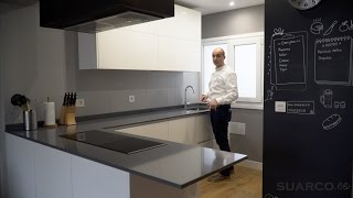 Video de cocinas modernas blancas abiertas al salon con perfil gola y encimera de silestone [upl. by Yemane]