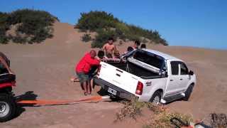 Honda TRX 420 FM 4x4 sacando Hilux 4x4 [upl. by Goodman]