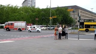 Fehrbelliner Platz in Berlin Wilmersdorf  Feuerwehr Löschfahrzeug und BVG Buslinie 104 [upl. by Allister112]