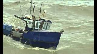 Fishing boats nearly capsize entering the Greymouth River aka Guy brings in boat like a rock star [upl. by Hbaruas514]