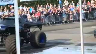 Monstertruck rijdt in op publiek schokkende beelden [upl. by Remsen502]