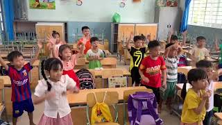 Các bé lớp 12 trường Trần Văn Ơn cùng hát tiếng anh với teacher Cindy [upl. by Annaegroeg]