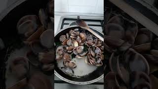 Preparazione spaghetti alle vongole con granella di scorza di limoni bioSicily [upl. by Amihc625]