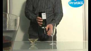 Comment ouvrir une bouteille de champagne secouée [upl. by Liebman]