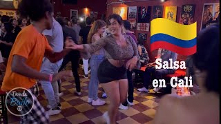 Colombianos Bailando Salsa en Cali  Bar La Topa Tolondra 2023 [upl. by Sedda855]