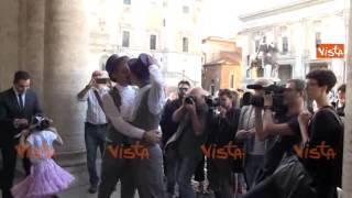 Unioni Civili a Roma il bacio di Luca e Francesco dopo il matrimonio [upl. by Nylyram865]