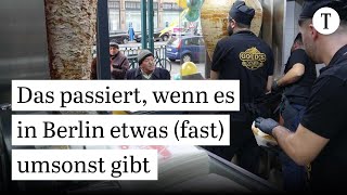 Döner für einen Cent Berliner warten für fast kostenlosen Imbiss in mega langer Schlange [upl. by Neill229]