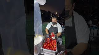 Preparando las fresas con crema streetfood food parati [upl. by Michel]