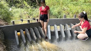 Construction of a powerful 5gate discharge dam [upl. by Akoyn]