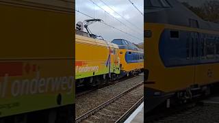 Transport ICMKOPLOPER met de Strukton Rail 1824 komen met Toeters langs station Twello [upl. by Ynnij959]