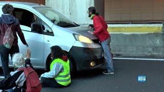 Roma nuovo blocco stradale di Ultima Generazione automobilisti inferociti sul Gra altezza [upl. by Jacquelyn]