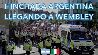 HINCHADA ARGENTINA llegando a WEMBLEY [upl. by Gunter]